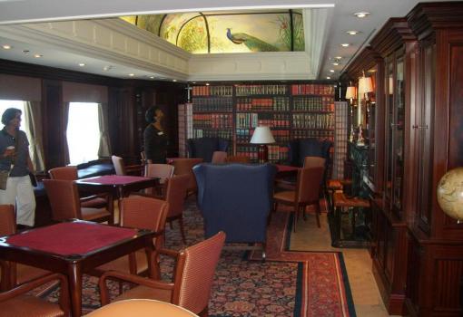 La biblioteca del barco, como en los palacios europeos